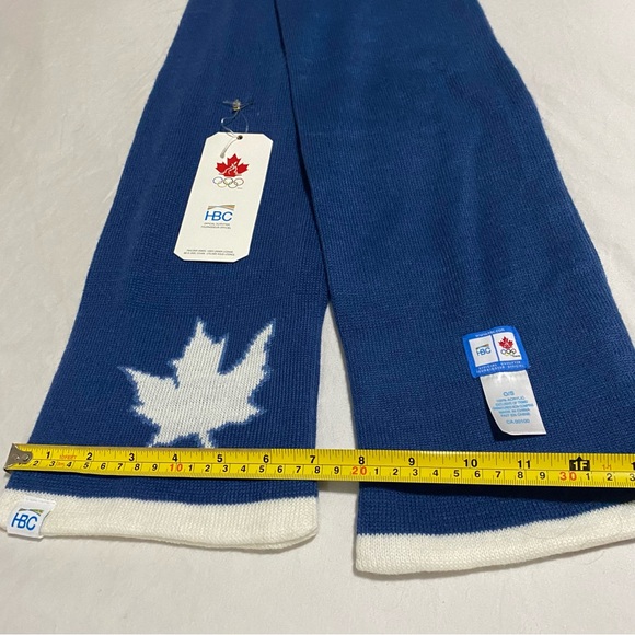 Hudson’s Bay Company NWT Olympic Blue Knit Scarf with White Maple Leaf - Picture 5 of 12